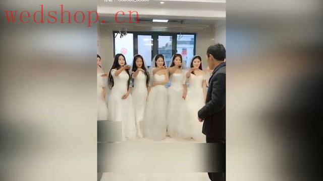 7个“女儿”穿婚纱，陪父亲过结婚纪念日……网友：泪流满面