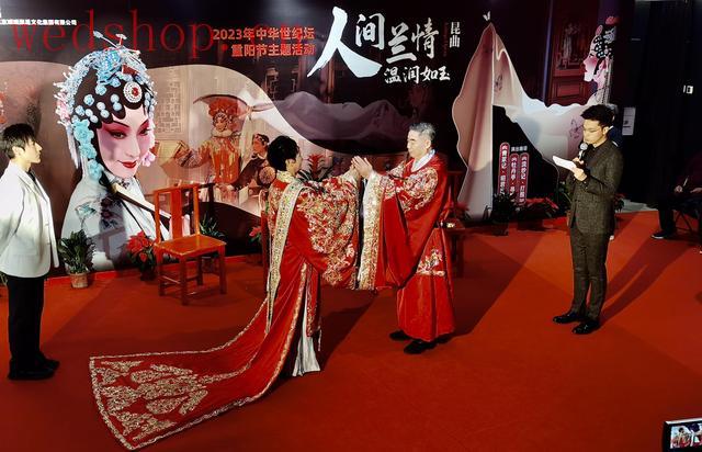 戏迷夫妇听昆曲庆结婚40年纪念，过难忘重阳