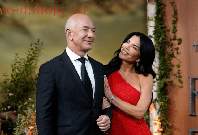 世界最狂小三情侣订婚了!光头首富买天价游艇庄园向她求婚