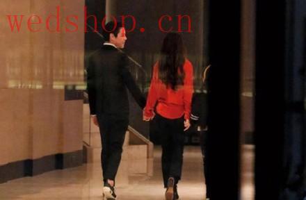 郎才女貌—向佐求婚郭碧婷，订婚宴钻戒闪闪放光芒