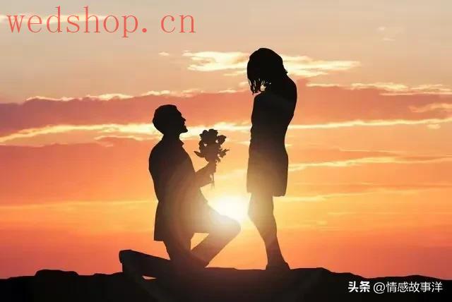男子在订婚现场上准备下跪求婚，女生立刻上前扶住男生阻止下跪